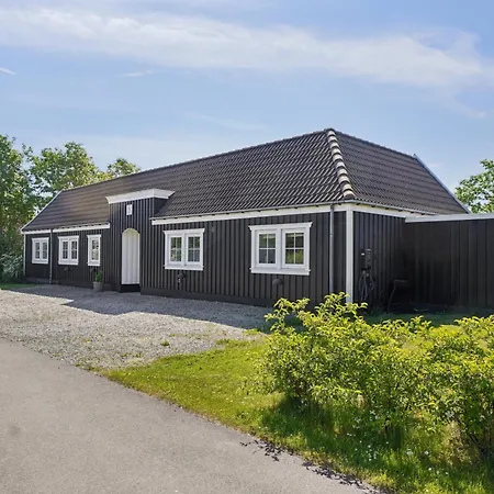 Bright And Spacious Near Vejby
